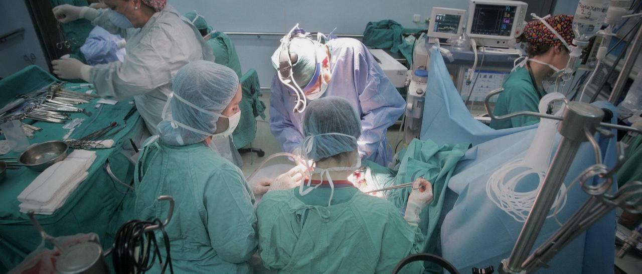 Equipo de sanitarios durante un trasplante pulmonar.