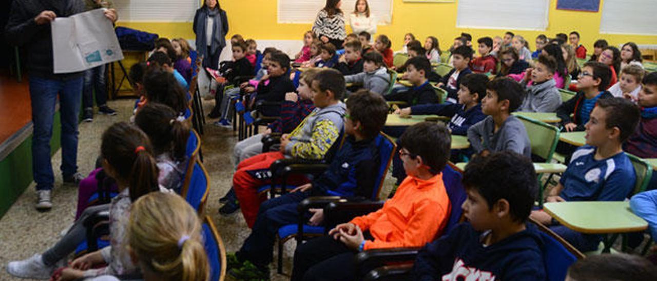 Los alumnos del colegio público Montemogos de Beluso durante la charla.