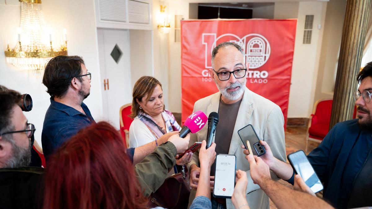El secretario general de Cultura, Francisco Palomino, atiende a la prensa, este lunes en Cáceres.