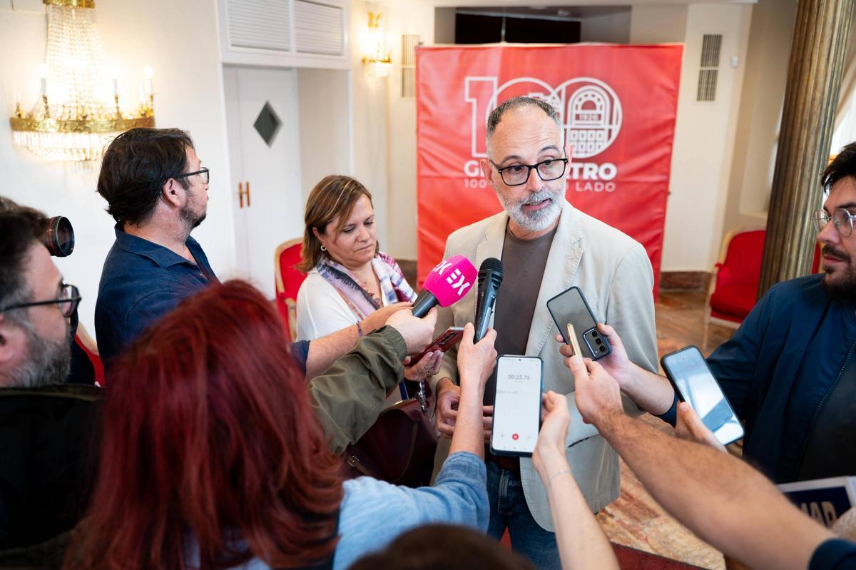 El secretario general de Cultura, Francisco Palomino, atiende a la prensa, este lunes en Cáceres.