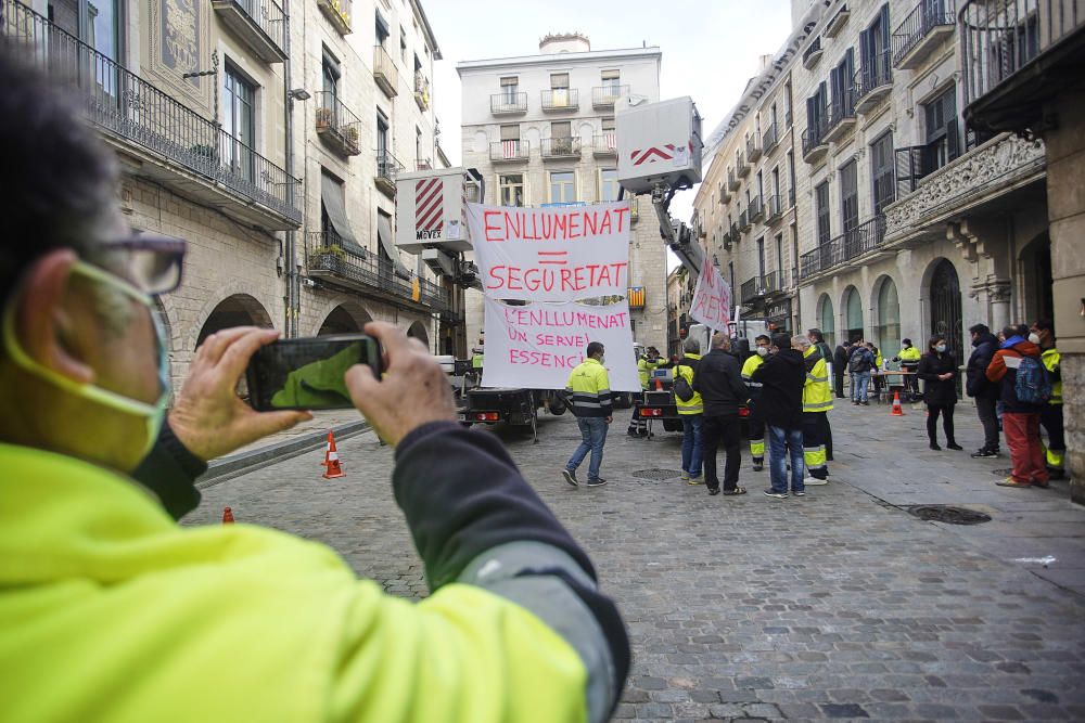 Protesta de la brigada d'enllumenat de Girona