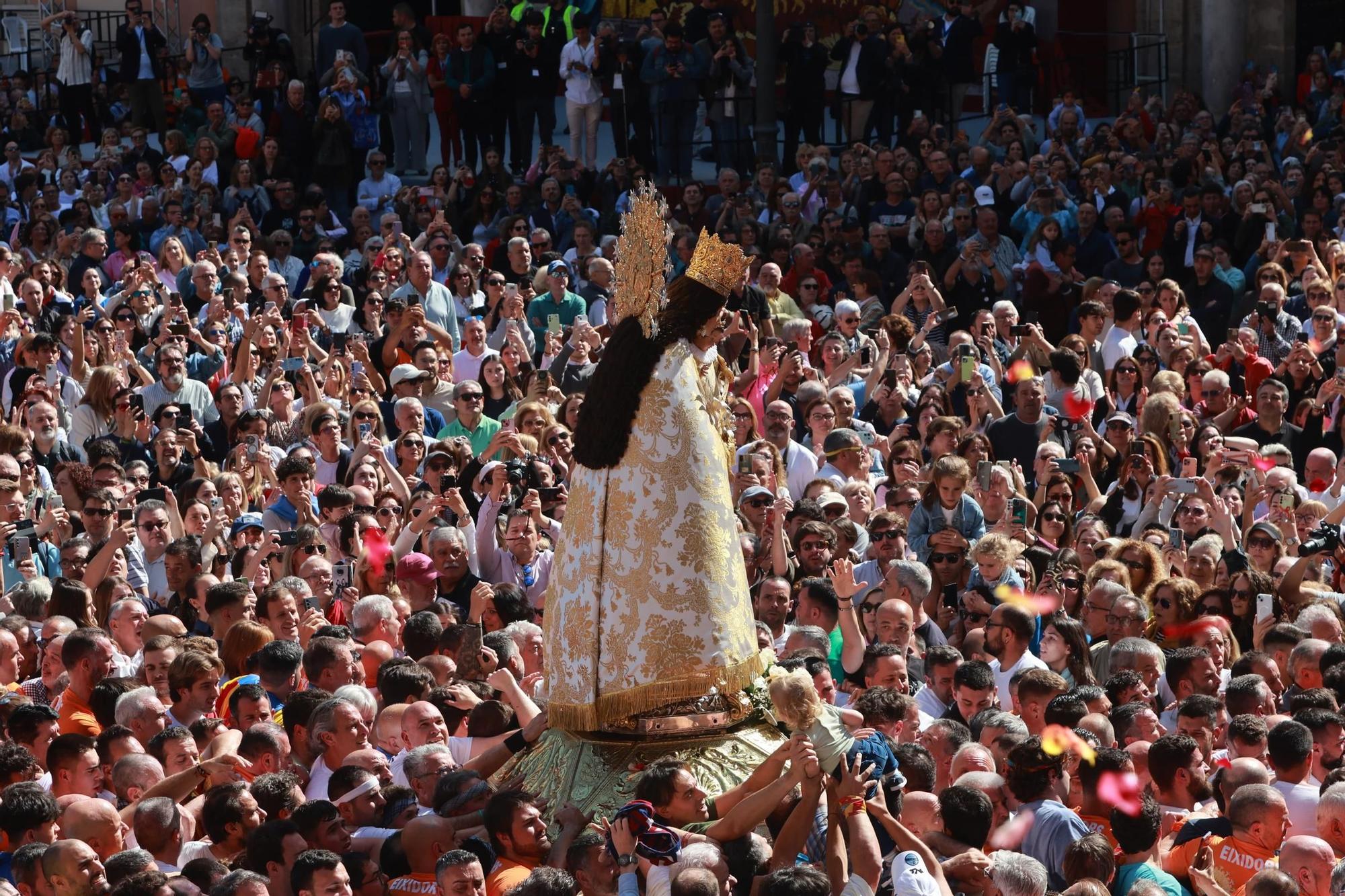 FOTOGALERÍA | Una multitud arropa a la Virgen de los Desamparados en su traslado a la Catedral