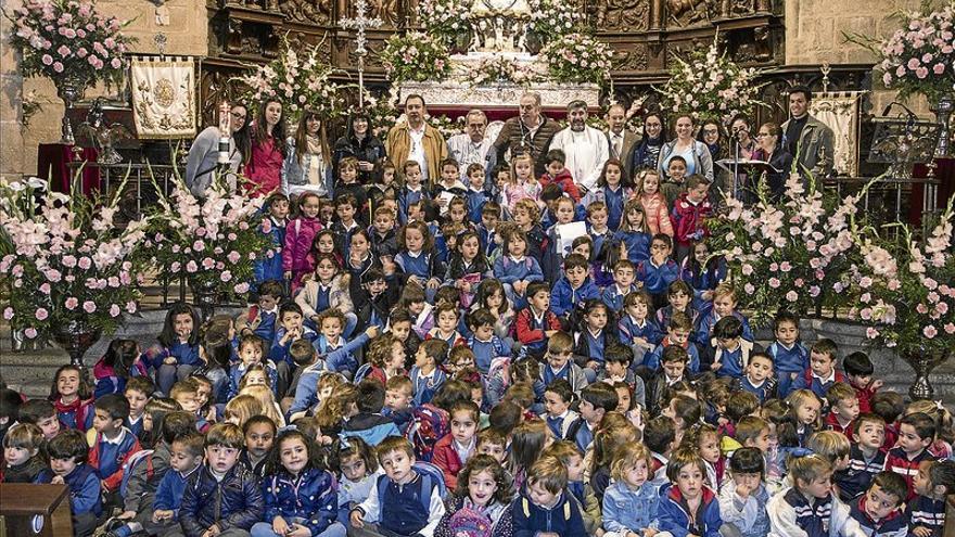 Lleno de alumnos en Santa María, que hoy celebra el Besamanto de la patrona de Cáceres