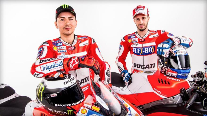 Jorge Lorenzo y Andrea Dovizioso posan con las nuevas Desmosedici GP.