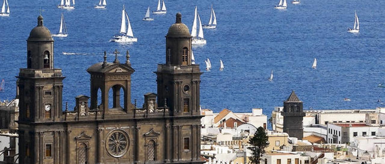 Los veleros de la avanzadilla de la Regata ARC parten, ayer, rumbo a la isla de Santa Lucía, en una imagen tomada desde el risco de San Nicolás.