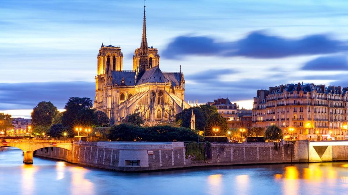Vista nocturna de la catedral de Notre Dame de París
