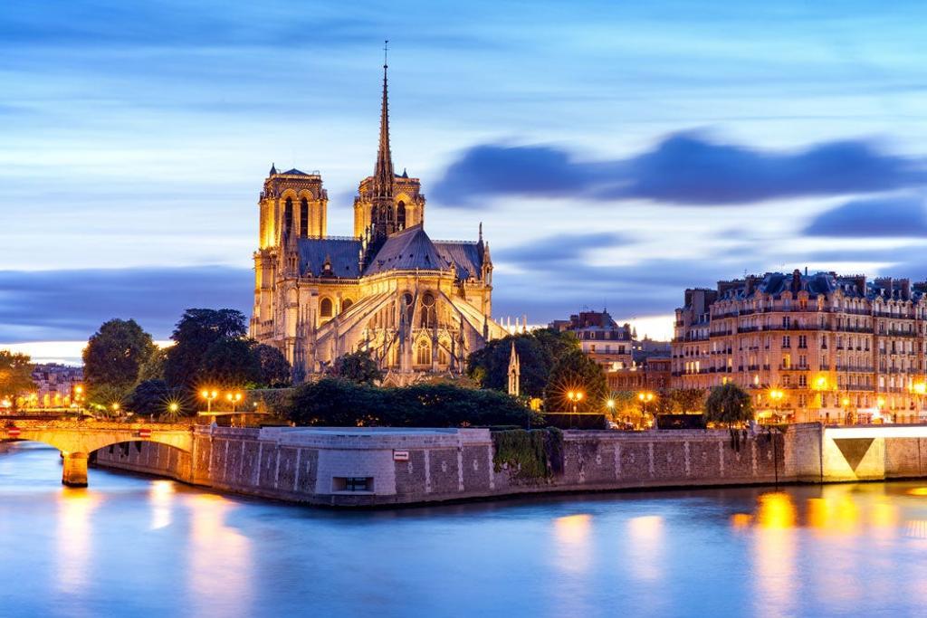 Vista nocturna de la catedral de Notre Dame de París