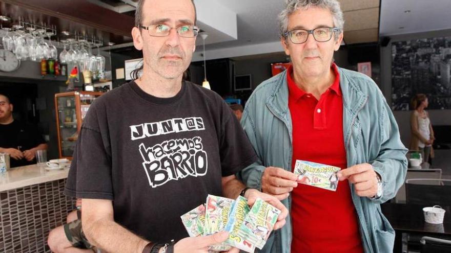 Por la izquierda, Roberto Porras y Enrique Pañeda, con &quot;santiaguinos&quot; en la mano.