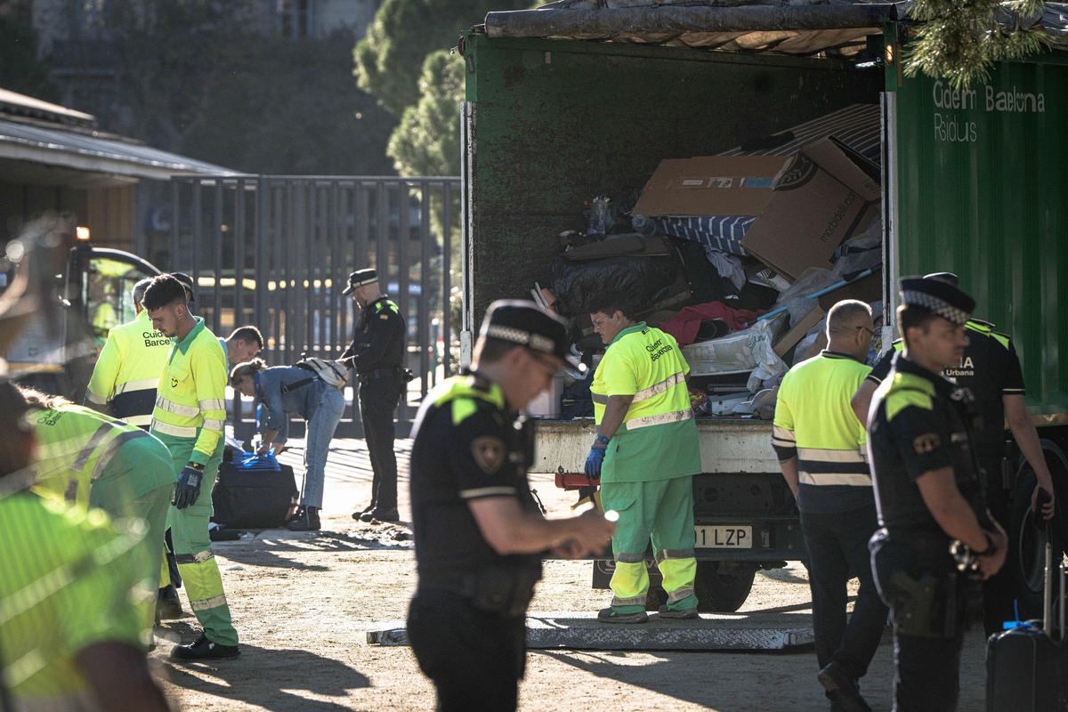 Barcelona desaloja a una treintena de personas sin hogar del parque Joan Miró