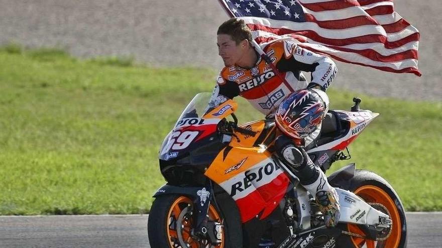 Hayden sostiene la bandera estadounidense tras proclamarse campeón del mundo de MotoGP.