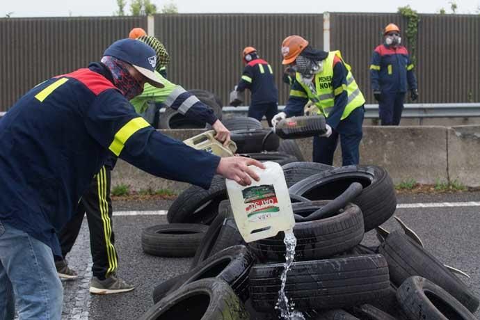 Empleados de Alcoa cortan la A8 en Ribadeo