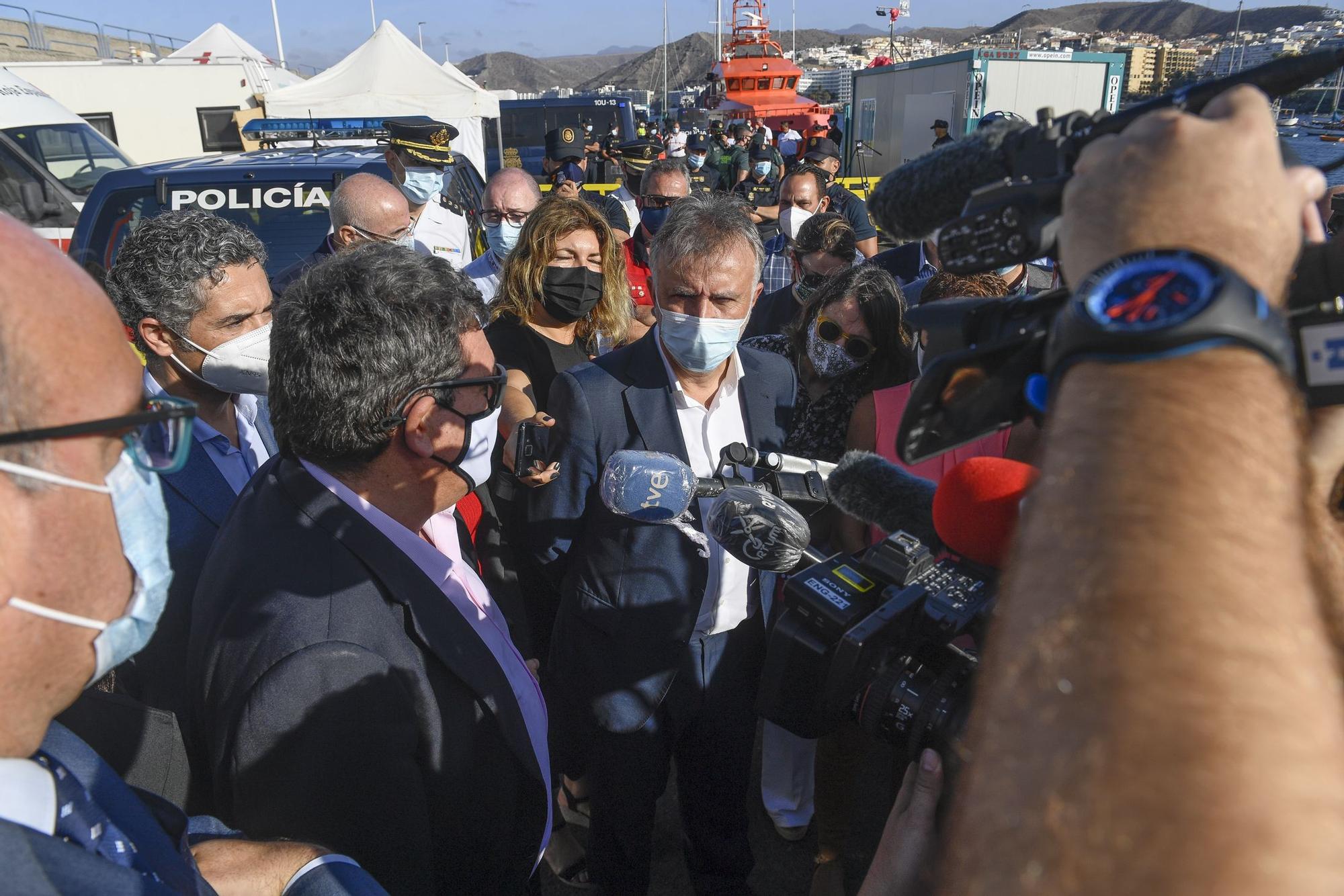 Escrivá visita el muelle de Arguineguín