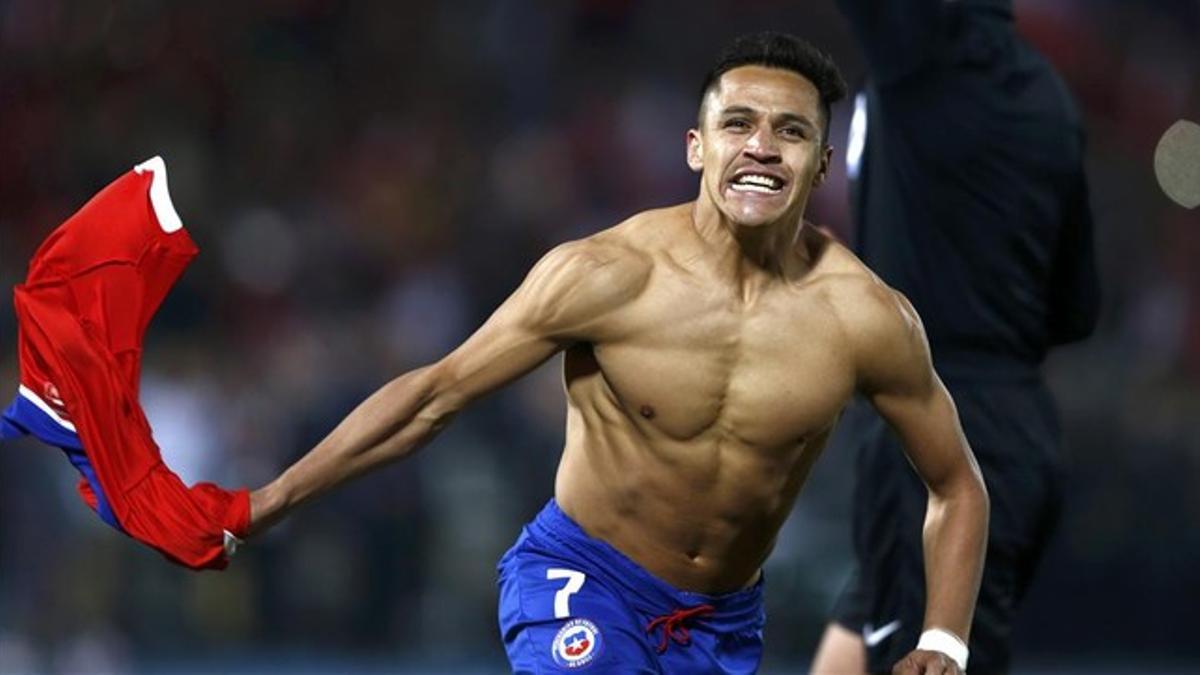 Alexis Sánchez celebra el gol en la tanda de penaltis que le daba a Chile su primera Copa América.