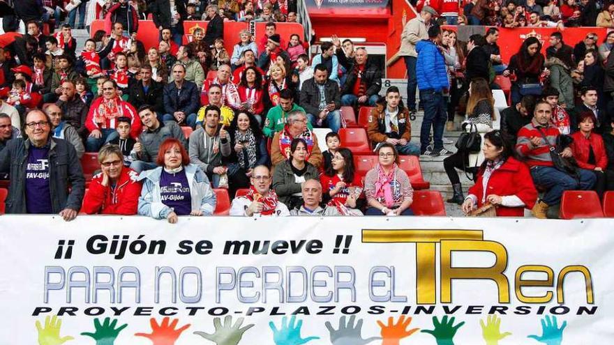 Una pancarta con el lema de la movilización, ayer, en las gradas de El Molinón.