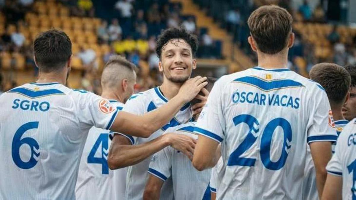 Adnane Ghailan, en el centro de la imagen, celebra un gol con el CE Europa.