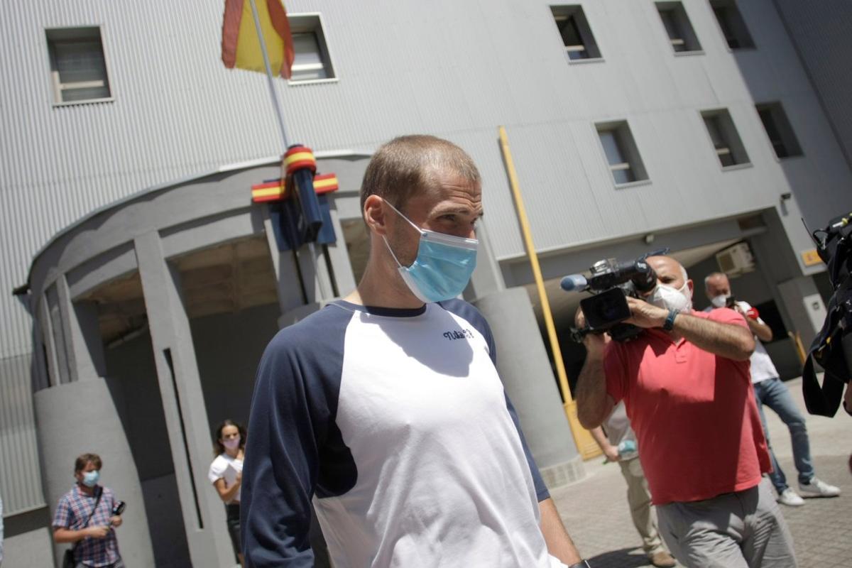 A CORUÑA, 05-08-20.- El capitán del Deportivo de La Coruña, Álex Bergantiños, a su salida del cuartel de la Policía Nacional en Lonzas, A Coruña, donde hoy ha prestado declaración tras la publicación de un audio que envió a sus compañeros de equipo en el que tildaba el partido del Fuenlabrada de paripé. EFE/ CABALAR