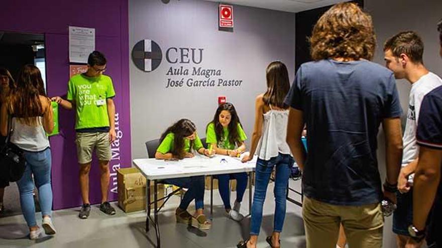 Los nuevos alumnos del CEU de Elche en las instalaciones de la Universidad en el inicio de la Jornada de Bienvenida.