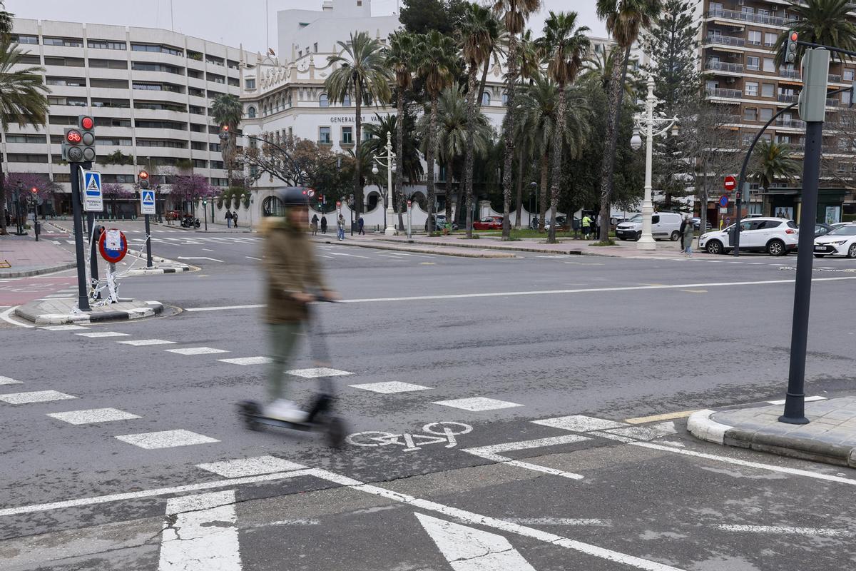 Un hombre en patinete circula por Valencia