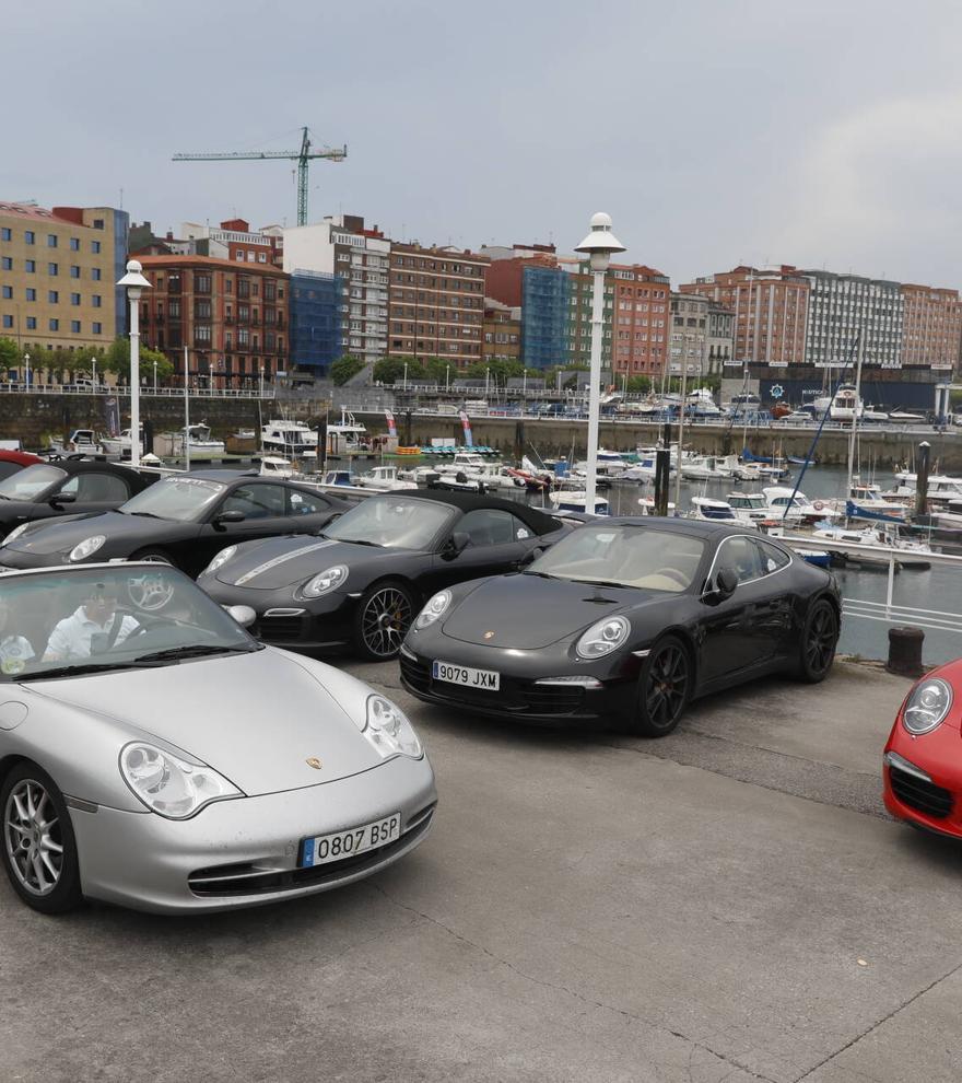 ¿Por qué había tantos Porsches hoy en Gijón? Este es el motivo por el que se vieron tantos coches de alta gama en la ciudad