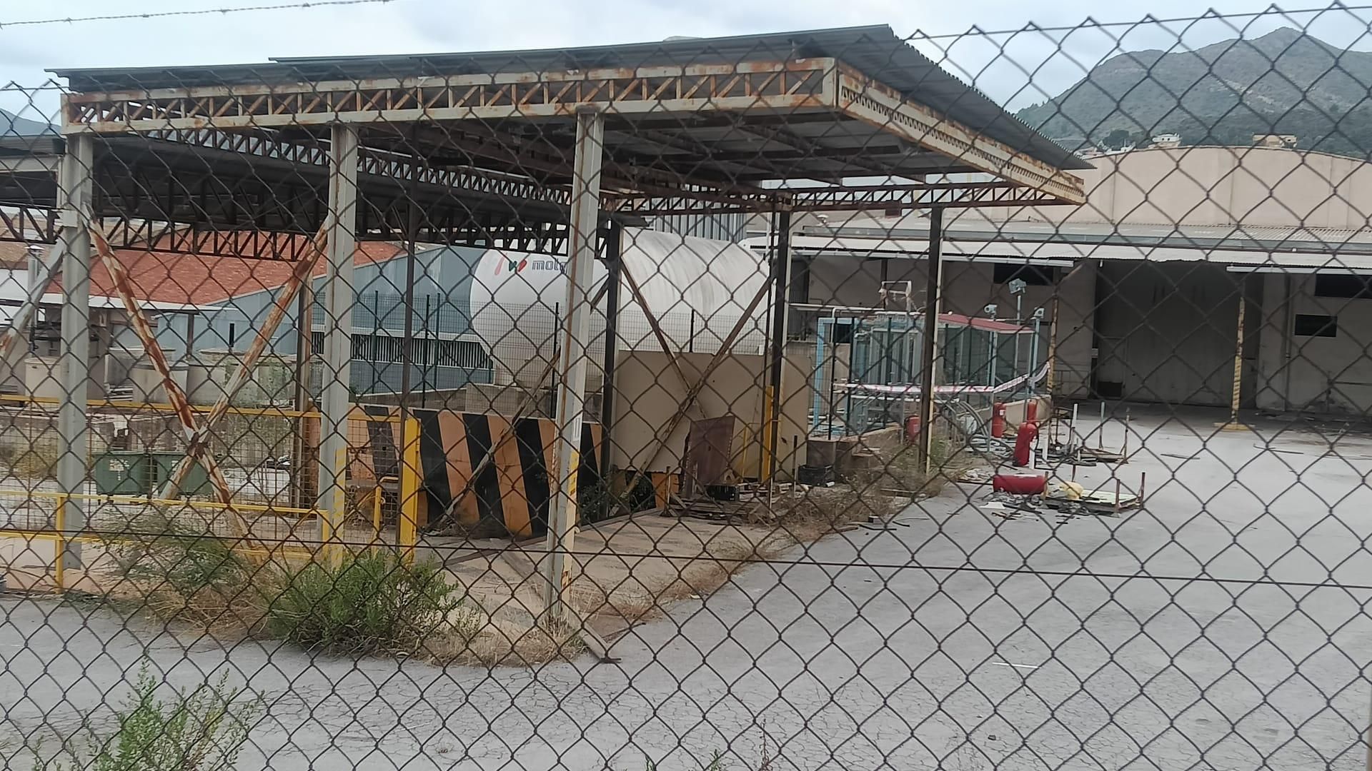 Esclarecedores imágenes del estado y los riesgos de una nave industrial abandonada en la Vall