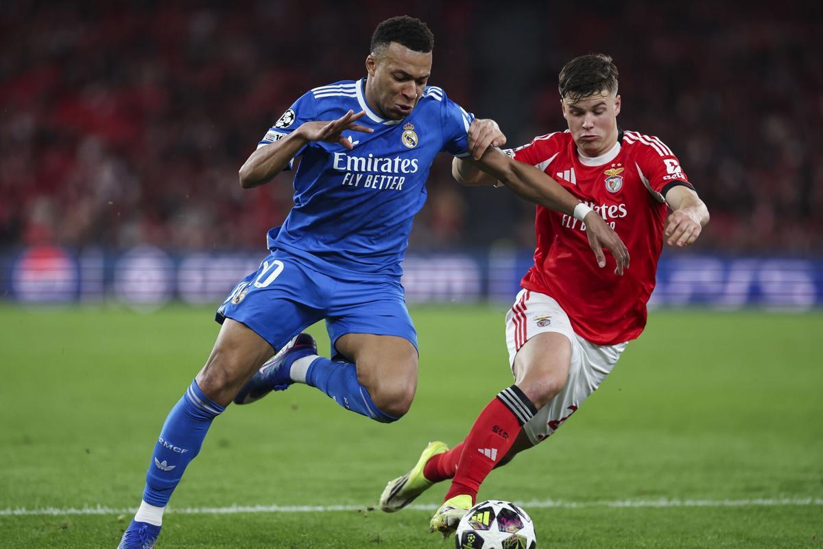 Kylian Mbappé y Samuel Dahl del Benfica durante el partido de UEFA Champions League 2025/26