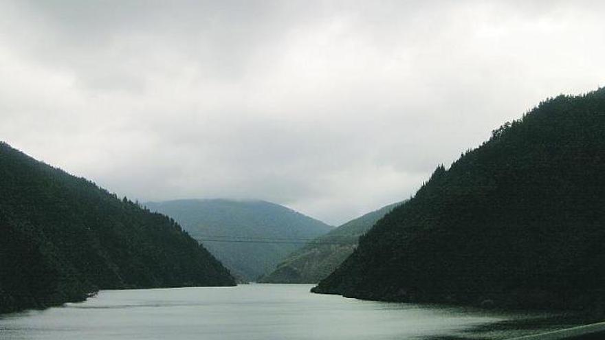 El embalse de Salime, donde la empresa Marcultura pretendía instalar las jaulas para engordar los salmones.