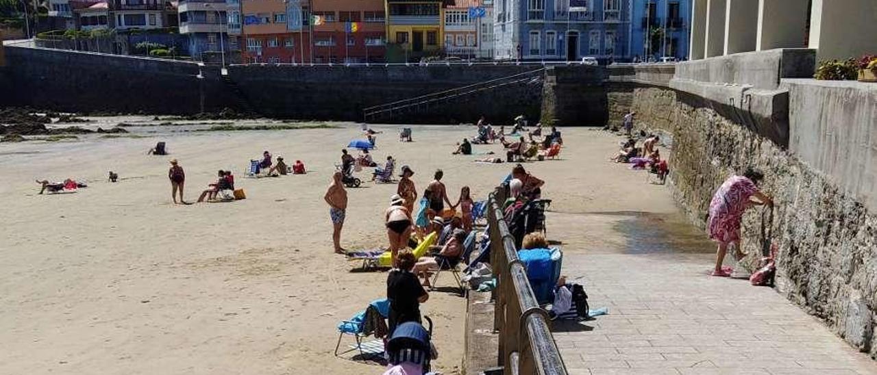 Bañistas, ayer, en la playa de La Ribera.