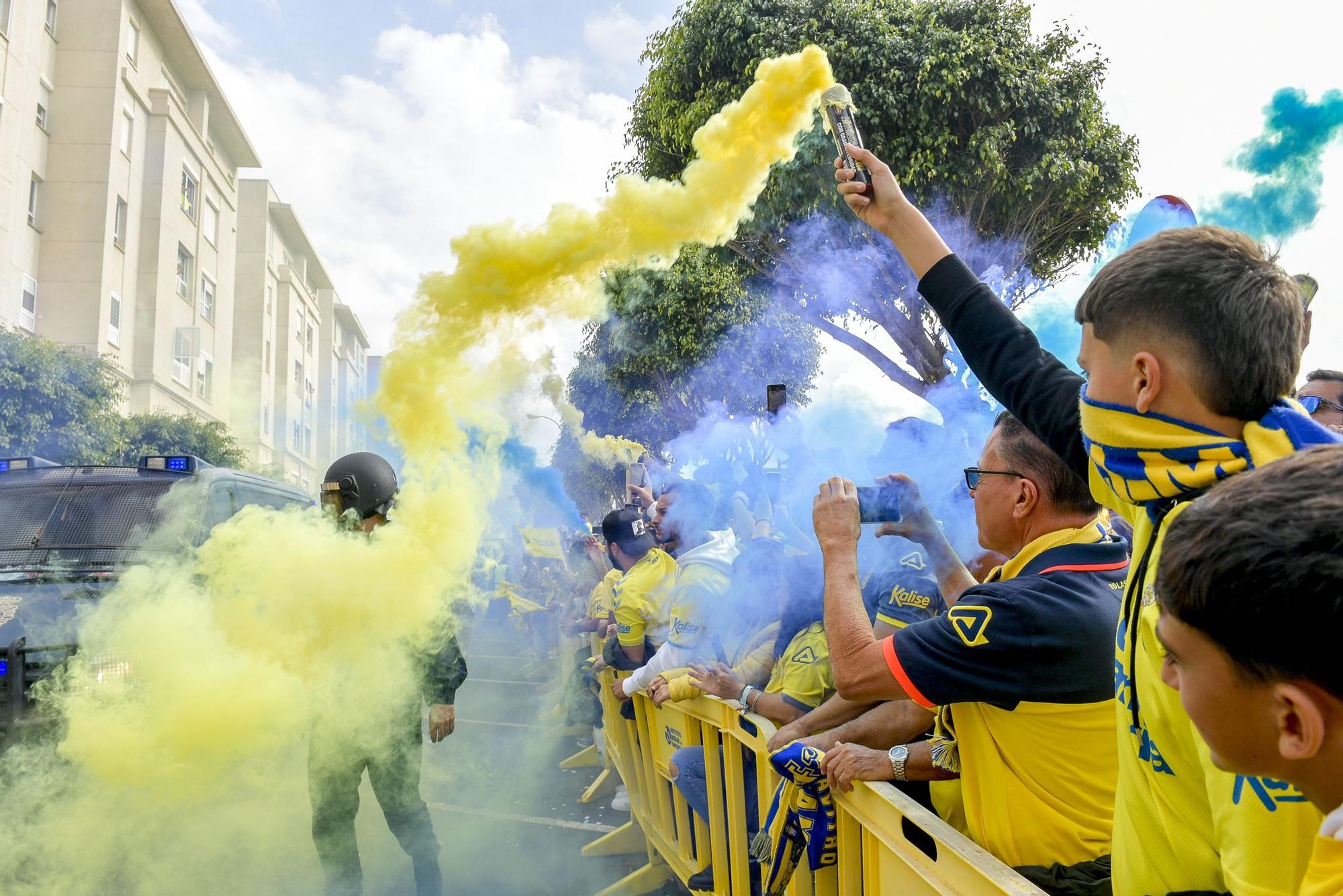 La afición recibe a la guagua de la UD Las Palmas en Fondos de Segura