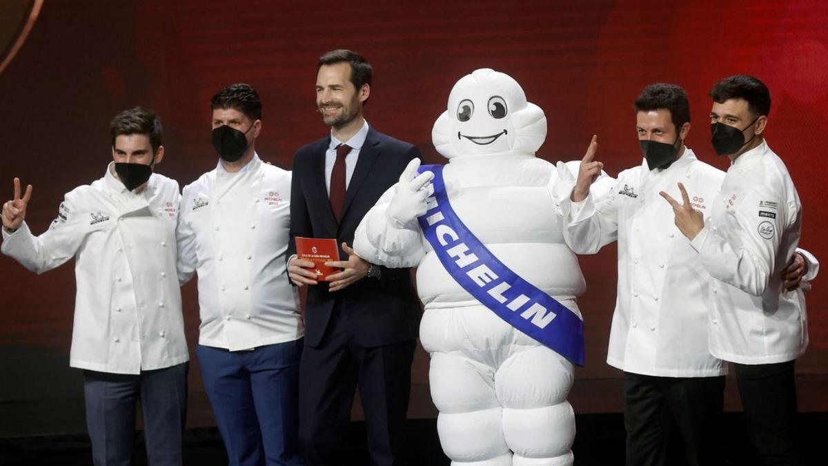 Iván Cerdeño (segundo por la derecha) con parte de su equipo al recibir la segunda estrella Michelin. | Efe