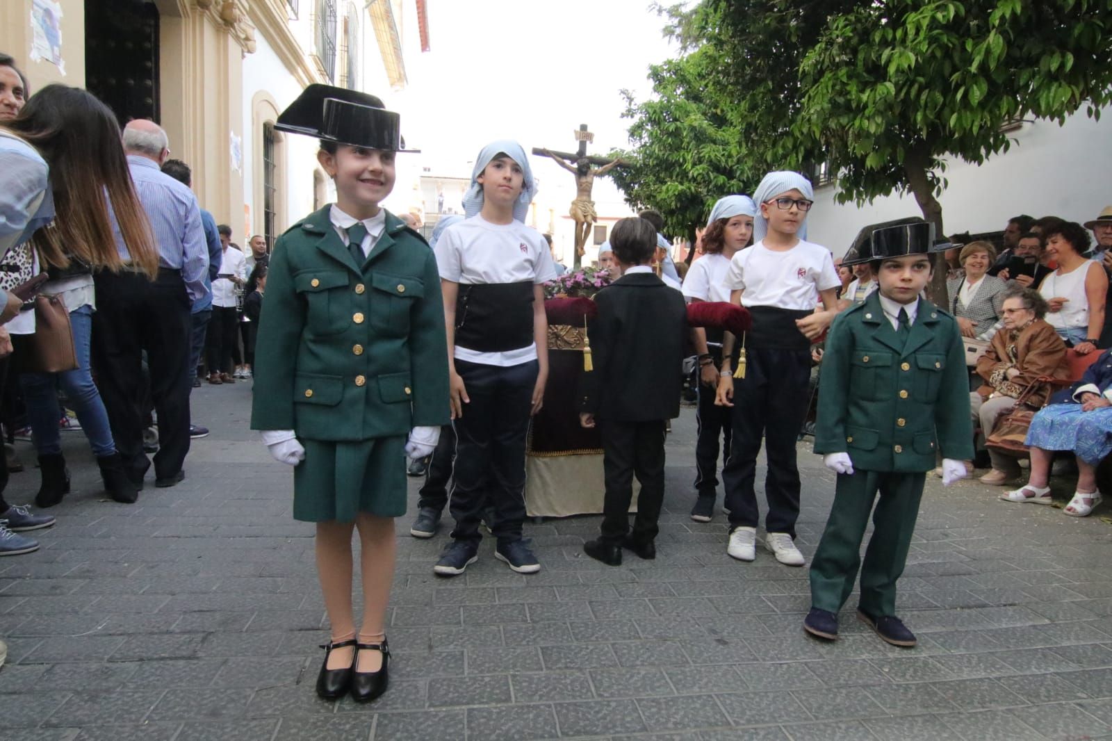 Pequeños del colegio de la Inmaculada durante su procesión.