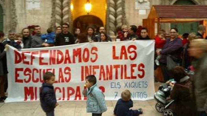 Concentración en defensa de las escuelas infantiles municipales.