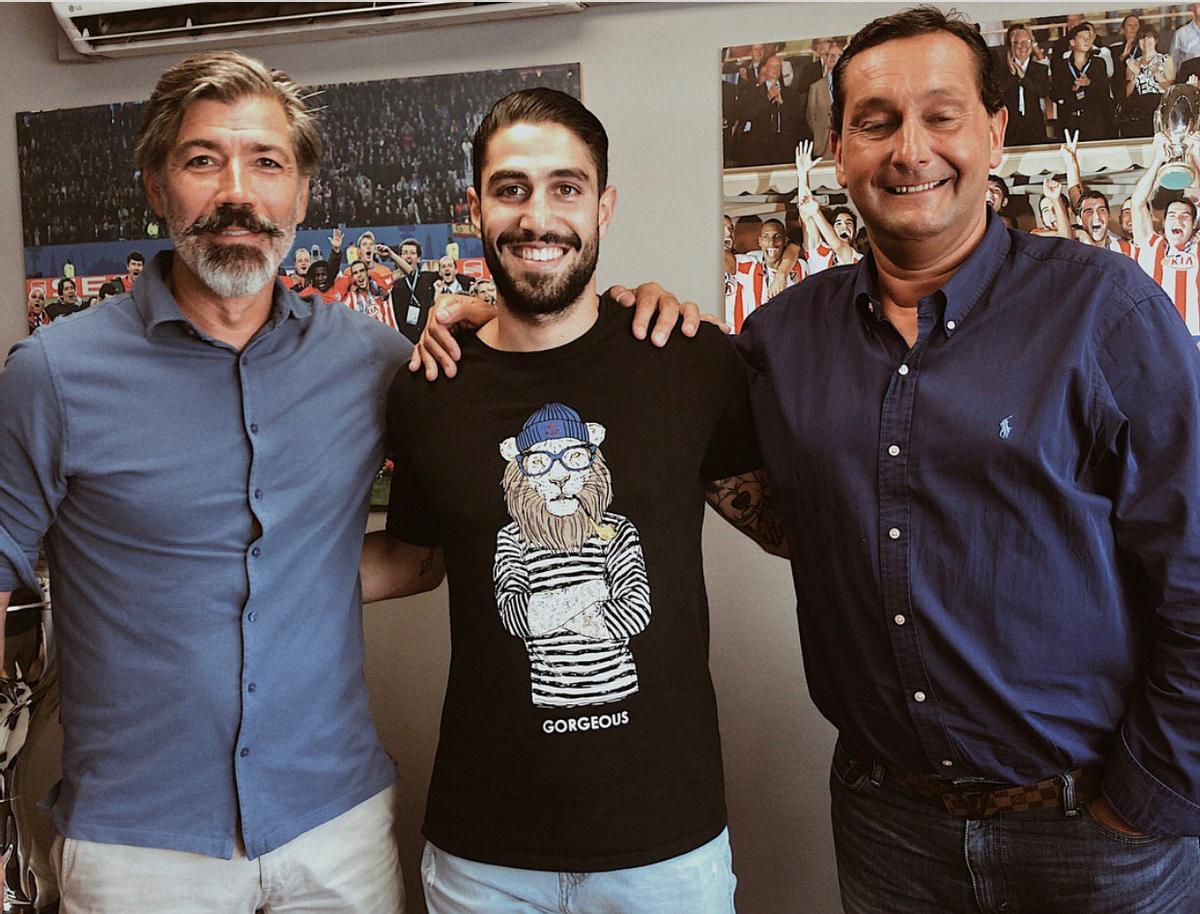 Víctor Ruiz, exjugador del Córdoba CF, entre Pepe Mesas (izda.) y Alfredo García Amado (dcha.).