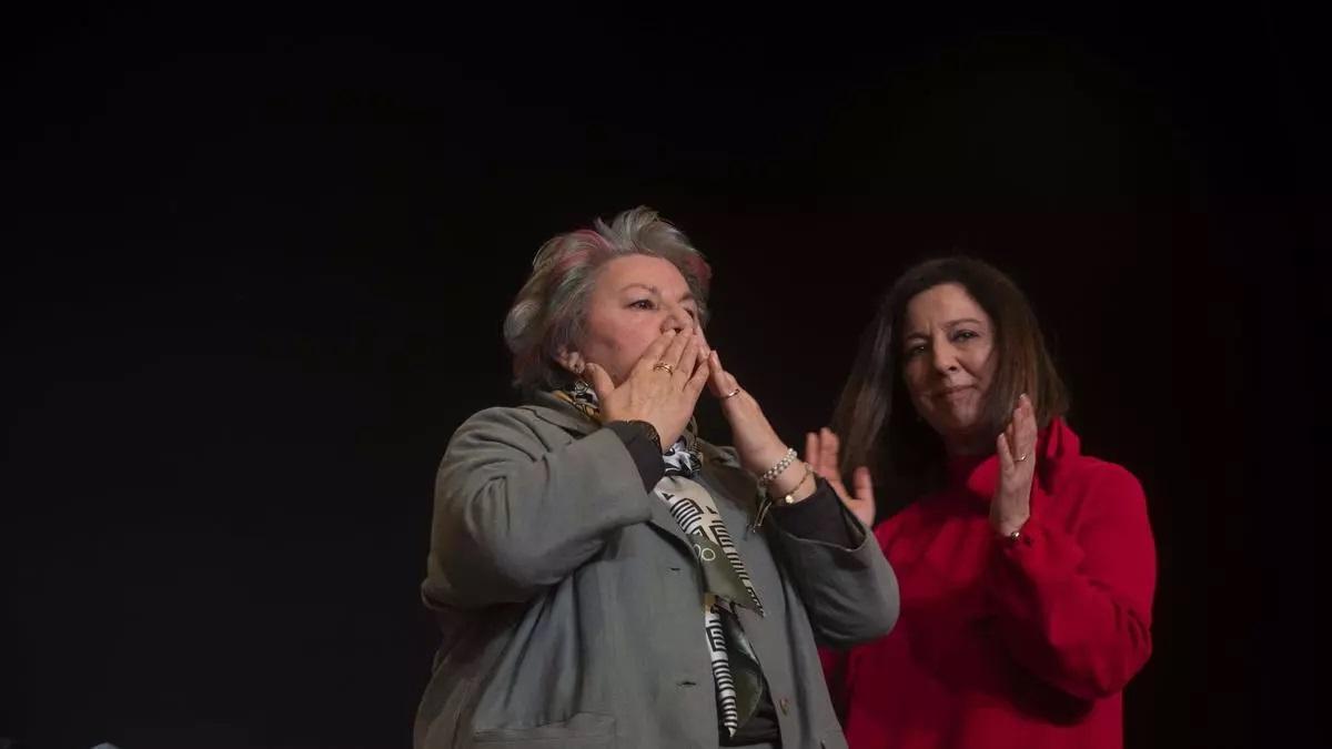 Dolores Vázquez recoge el premio Úrsula Meléndez de Texeda en su Betanzos natal .