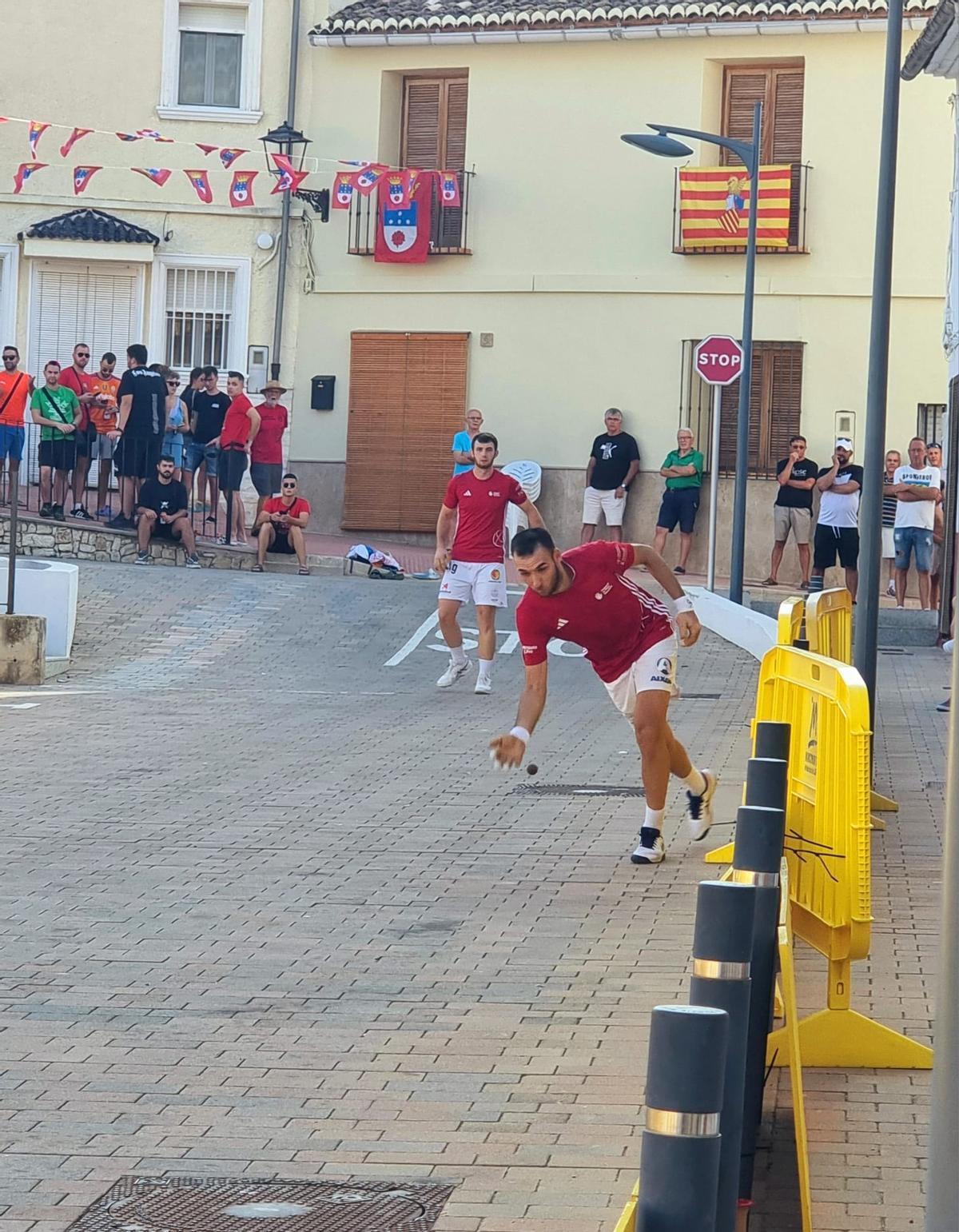 Una imatge de la partida de dijous a Almiserà