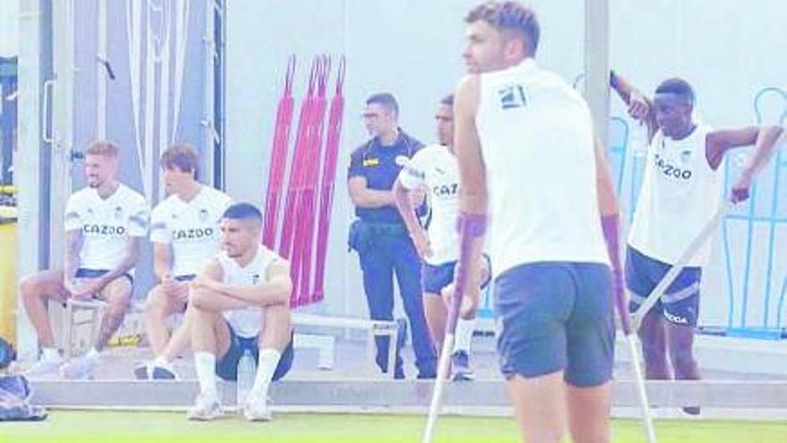 Hugo Duro, con muletas. | VALENCIA CF