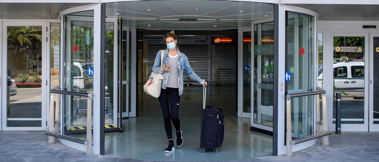 Una turista a su llegada al aeropuerto de Ibiza