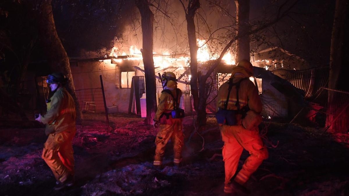 Bomberos en una casa en llamas en el sur de California.