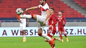 Hakan Calhanoglu de Turquía en acción durante el partido de la UEFA Nations League entre Hungría y Turquía disputado en el Puskas Arena en Budapest,