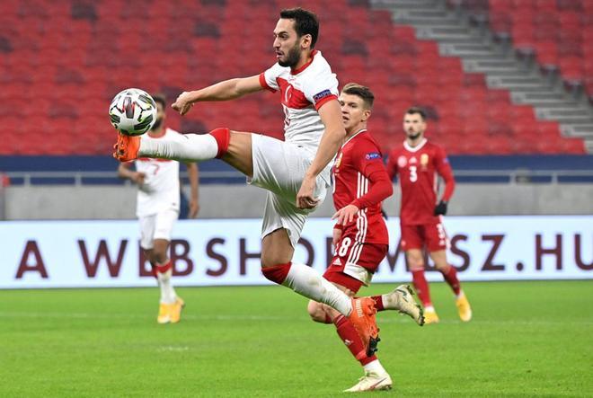 Hakan Calhanoglu de Turquía en acción durante el partido de la UEFA Nations League entre Hungría y Turquía disputado en el Puskas Arena en Budapest,