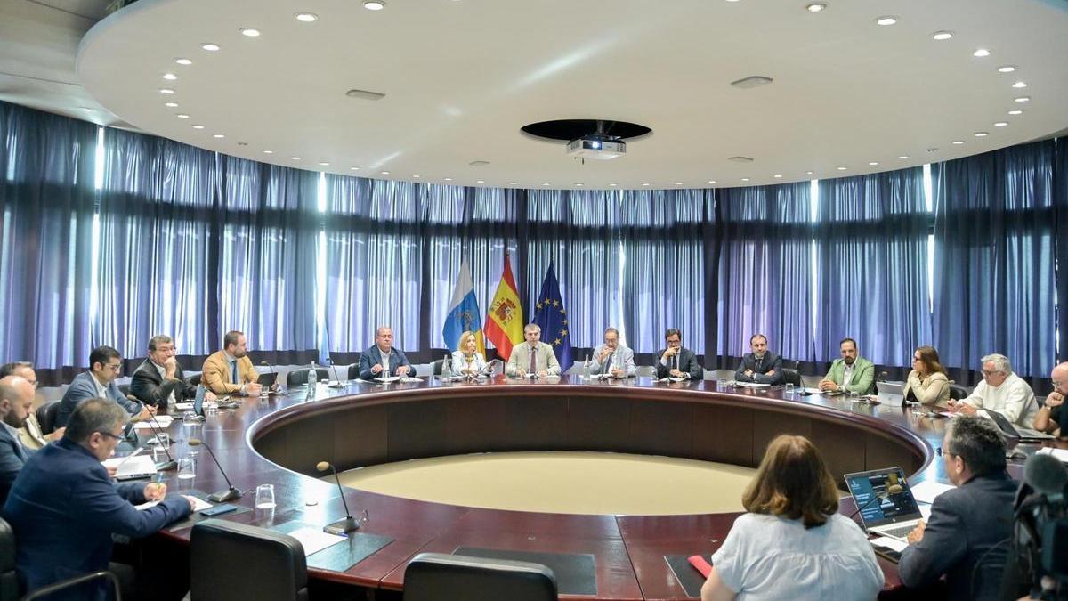Instante previo al comienzo de la segunda reunión del Observatorio Industrial de Canarias ayer.