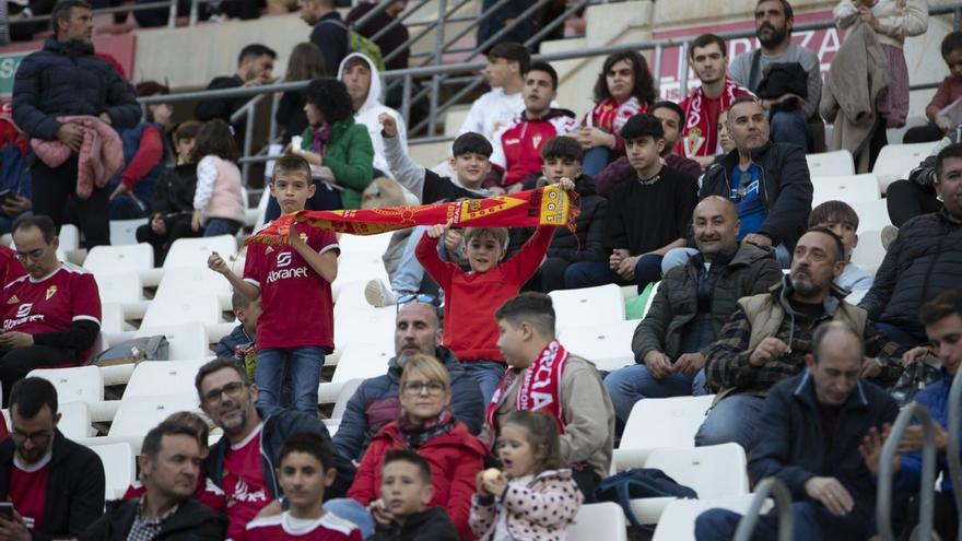 Aficionados granas en el partido frente a La Nucía, último disputado en NC. | FRANCISCO PEÑARANDA