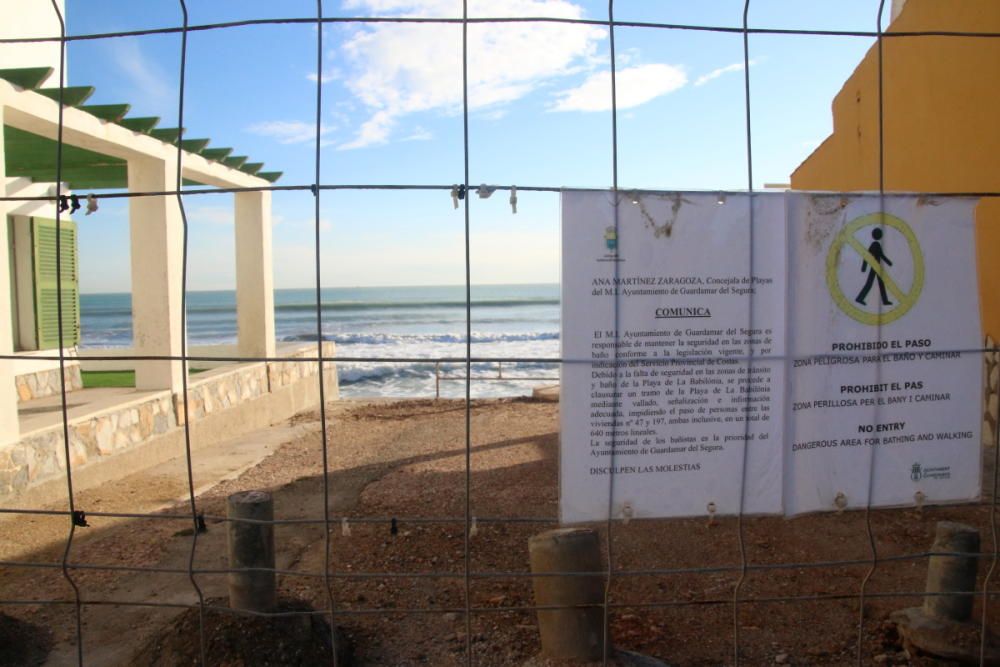 Las casas sufren derrumbes y el mar destruye porches y aceras y abre grandes socavones