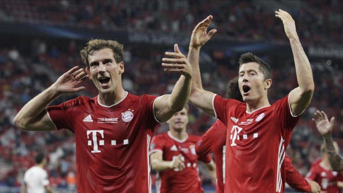 Goretzka y Lewandowski celebran el gol del empate del Bayern ante el Sevilla