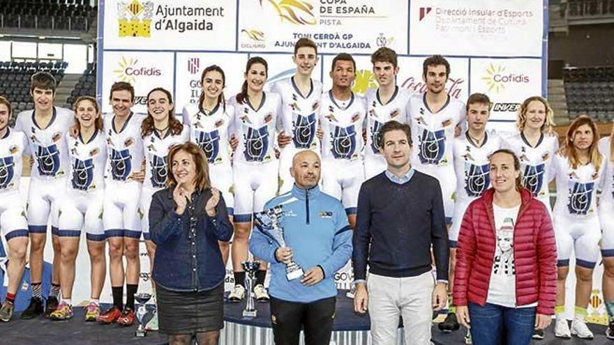 La selección de las Illes Balears, y su director David Monserrat, en el podio del Memorial Toni Cerdá del Palma Arena.