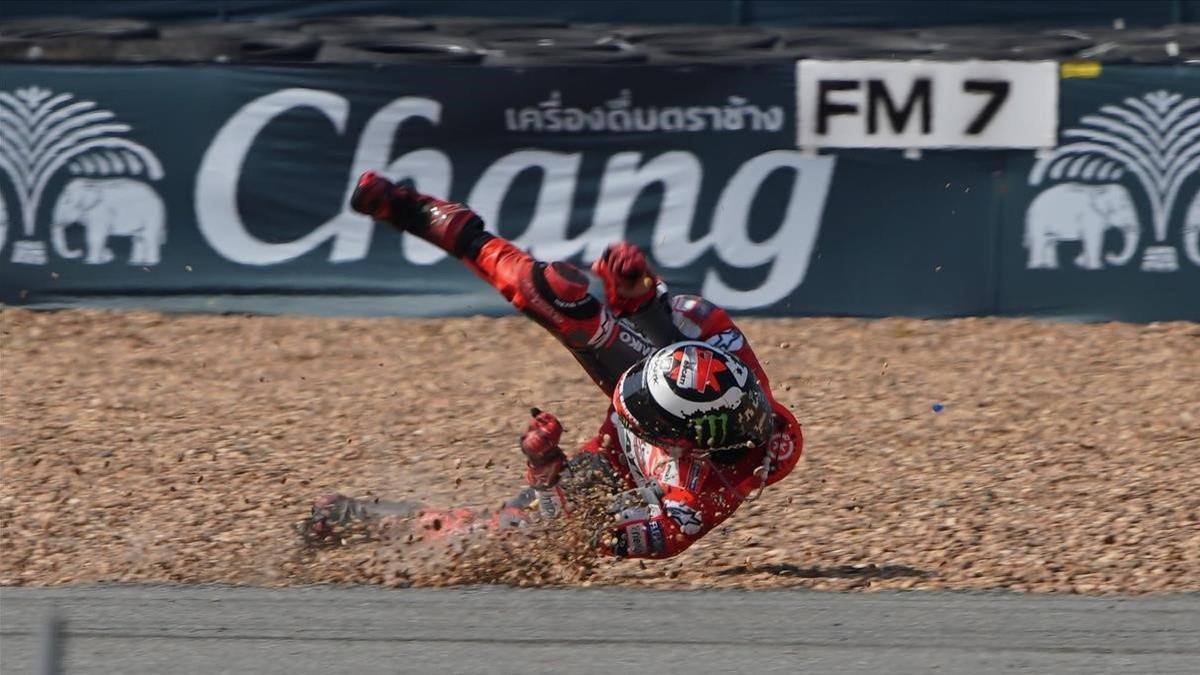 Jorge Lorenzo ha dado varias volteretas tras su aparatosa caída de hoy en el trazado de Buriram, en Tailandia.