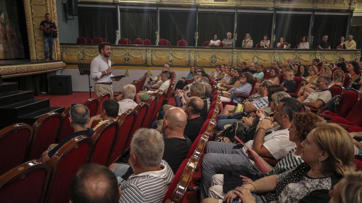 La reunión del alcalde con los trabajadores municipales en el Gran Teatro el pasado junio