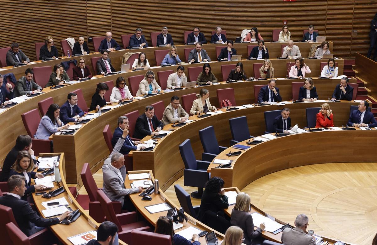 El pleno de las Corts, durante las votaciones de este miércoles en las que PP y Vox han vuelto a imponer su mayoría.
