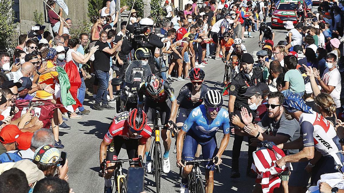 Los aficionados jalean a la cabeza del pelotón en la etapa Sanxenxo-Mos de la Vuelta a España. |  // R. GROBAS