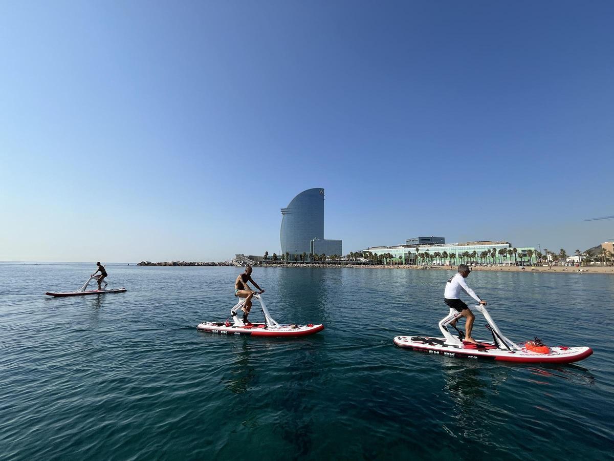 Bikesurf, las nuevas bicis acuáticas  surfean en la playa de la Barceloneta