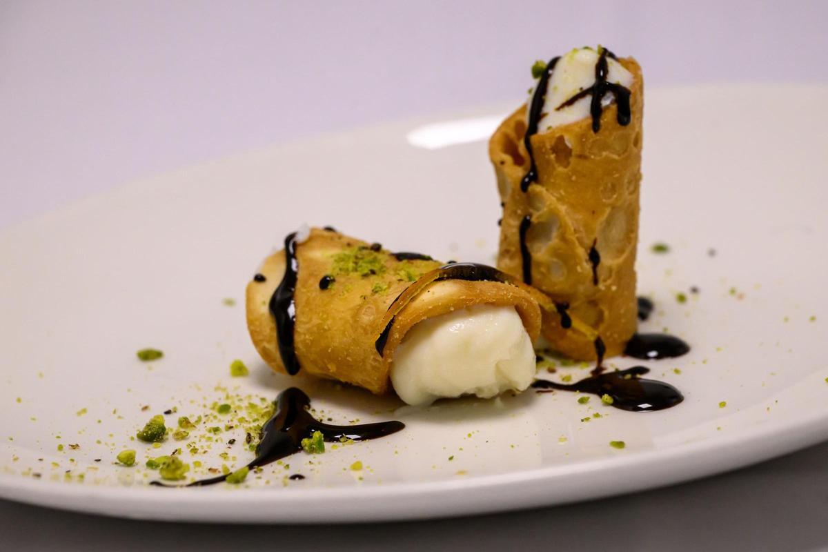 Cannolo siciliano con ricotta de oveja, chocolate negro y pistacho.